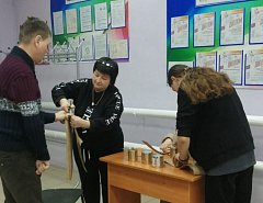 Юные жители Краснопартизанского района своими руками готовят окопные свечи для наших бойцов